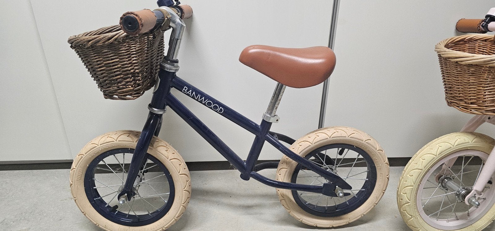 2 Banwood loopfietsen met rieten mandje – Zeer mooie staat, Ophalen