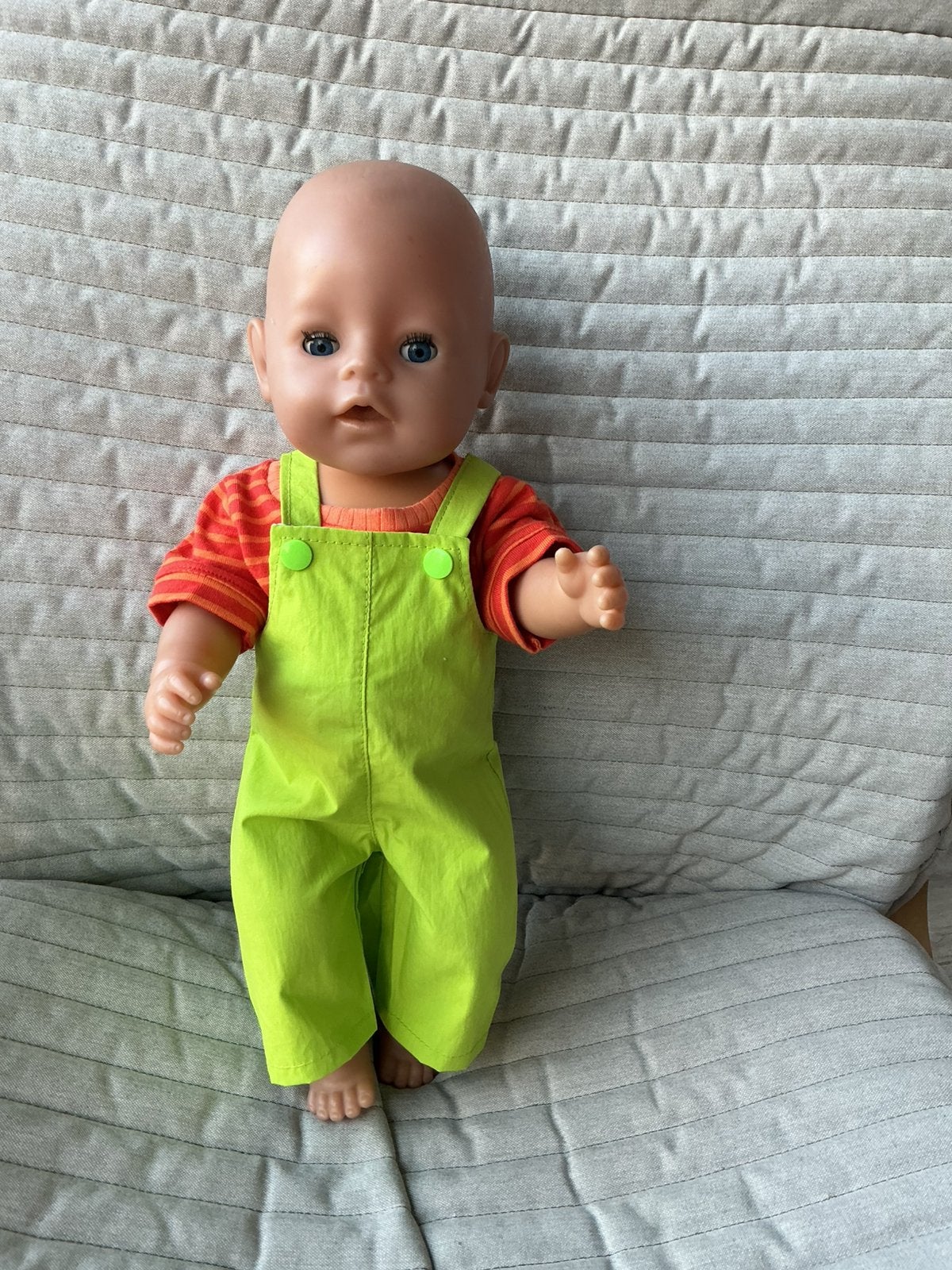 Koopje 2: Babyborn: groene salopette met gestreept T - shirt, Kinderen en Baby's, Ophalen of Verzenden, Nieuw, Babypop