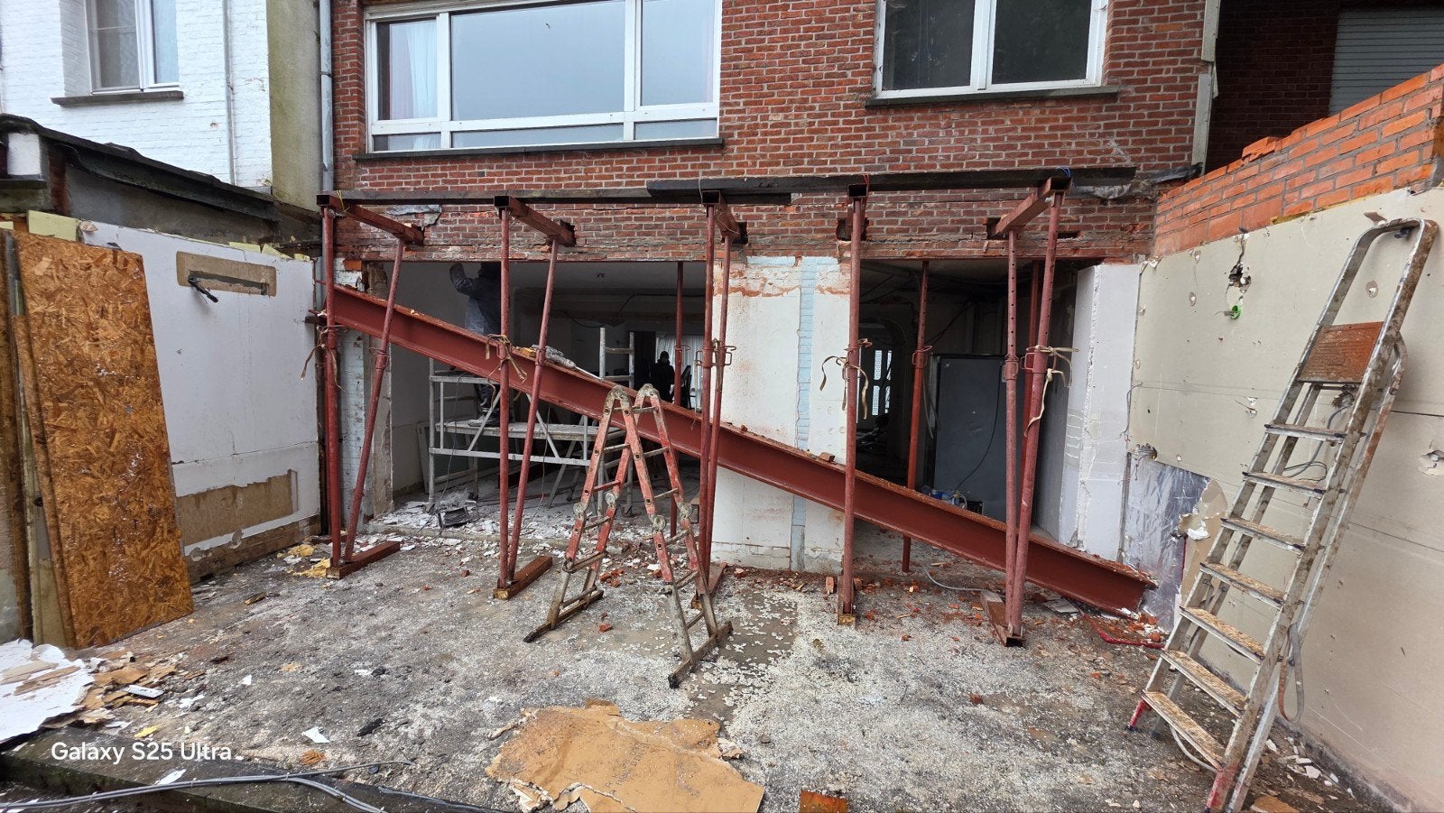 Draagbalk platsen op het muur.0466498753