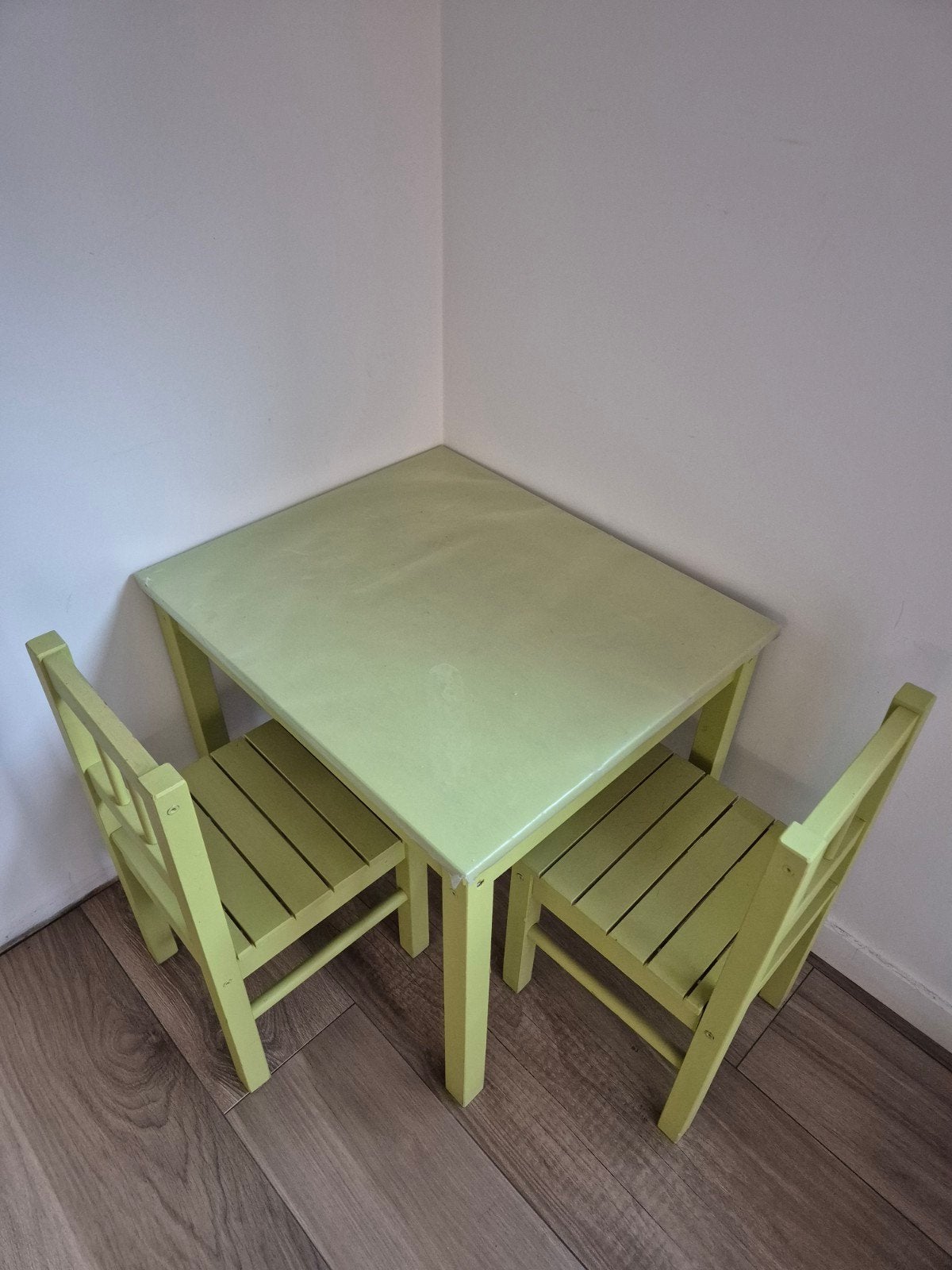 speeltafel met 2 stoeltjes is frisse kleur., Kinderen en Baby's, Ophalen, Tafel(s) en Stoel(en)