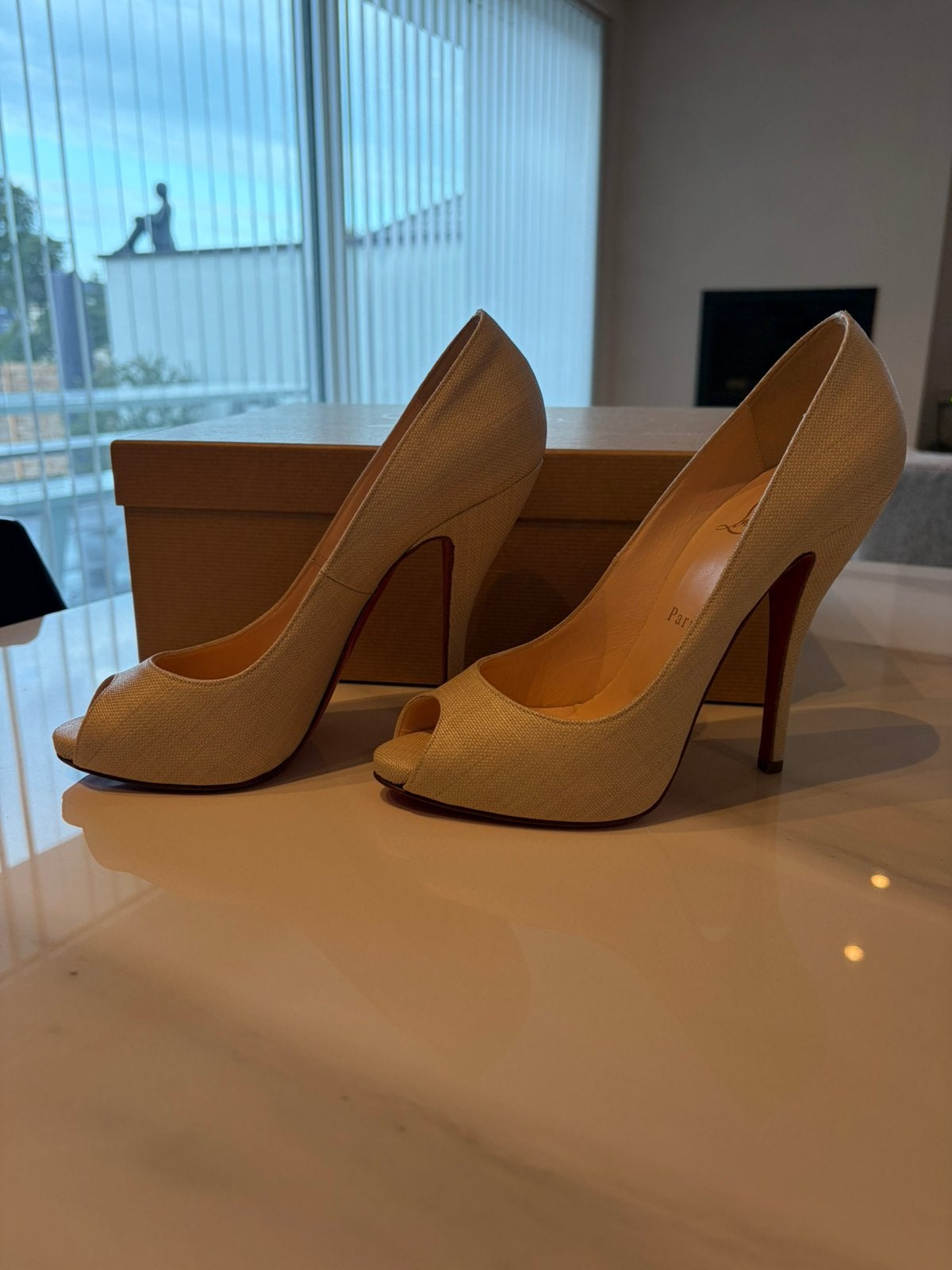 Christian Louboutin – Nude/Beige Peep-Toe Pumps, Ophalen, Zo goed als nieuw, Beige, Pumps