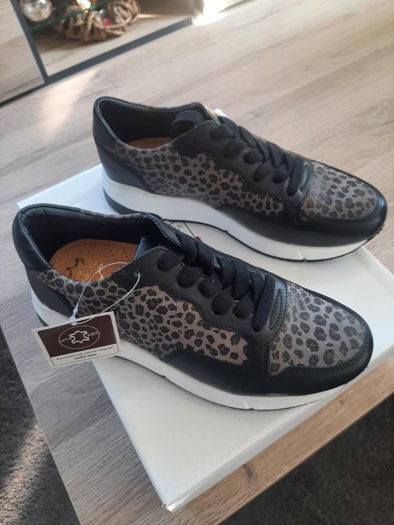 Nouvelles baskets en cuir tailles 36 et 37, Enlèvement ou Envoi, Neuf, Sneakers et Baskets