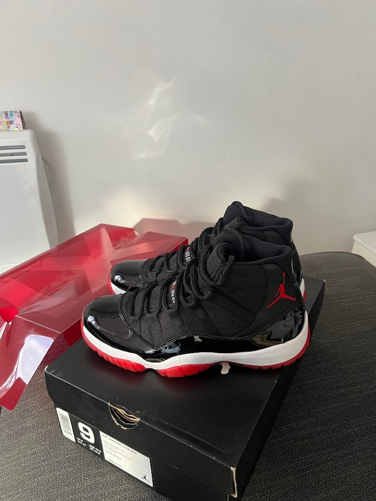 Jordan 11 rétro bred 42,5, Enlèvement ou Envoi, Comme neuf, Jordan, Baskets