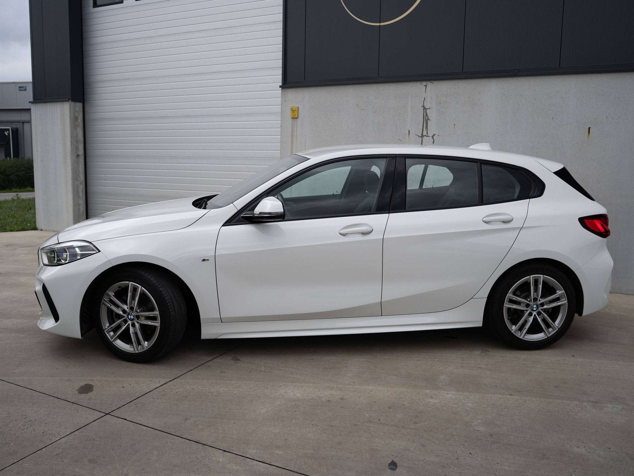 BMW 1 Serie 116 I l M-Pack l PDC l Navi l Ambient Light l Di, Auto's, Automaat, 1 Reeks, Gebruikt, Zwart