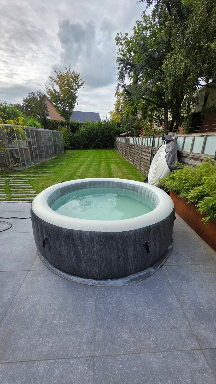 INTEX 6 Persoons Greywood Bubble Deluxe, Ophalen, Gebruikt, Afdekzeil, Opblaasbaar