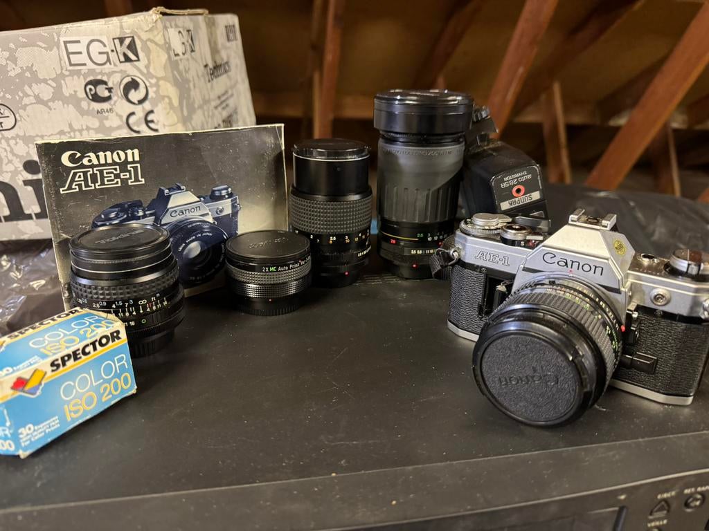 Canon AE 1 et 4 objectifs + flash + convertisseur obj, Enlèvement, Comme neuf, Canon