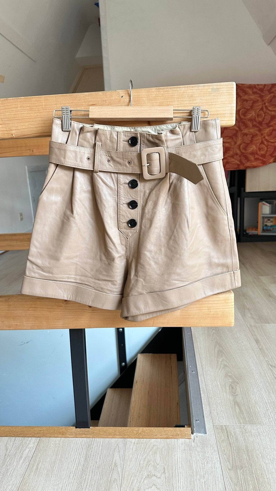 Korte broek in leder, Kleding | Dames, Kort, Beige, Nieuw, Ophalen of Verzenden
