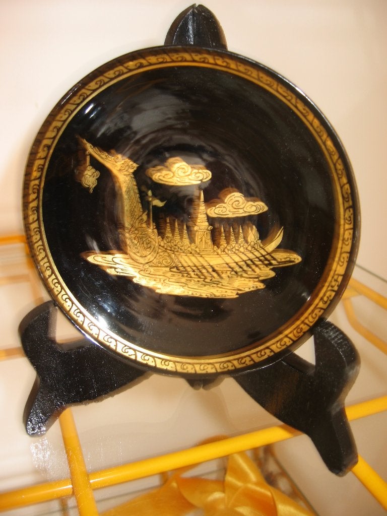 Petite assiette d'art chinois avec motifs dorés sur fond noi, Oriental, Enlèvement ou Envoi, Comme neuf, Bois