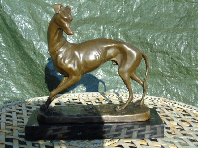 lévrier debout sur marbre signé BARYE ., Antiquités & Art, Enlèvement ou Envoi, Bronze