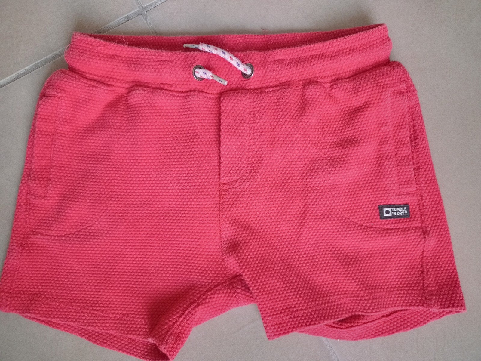 Short maat 92 met koordje., Enfants & Bébés, Vêtements enfant | Taille 92, Pantalon, Comme neuf, Enlèvement, TUMBLE & DRY.