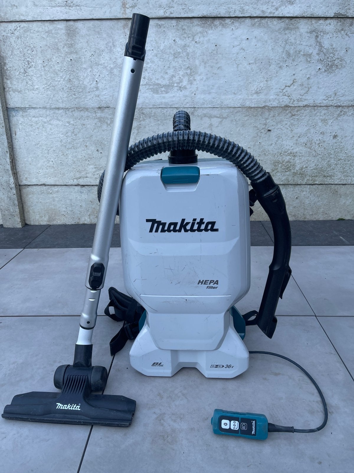 Makita DVC 660 stofzuiger 2 batterijen en oplader, Ophalen of Verzenden, Zo goed als nieuw, Draadloos, Makita