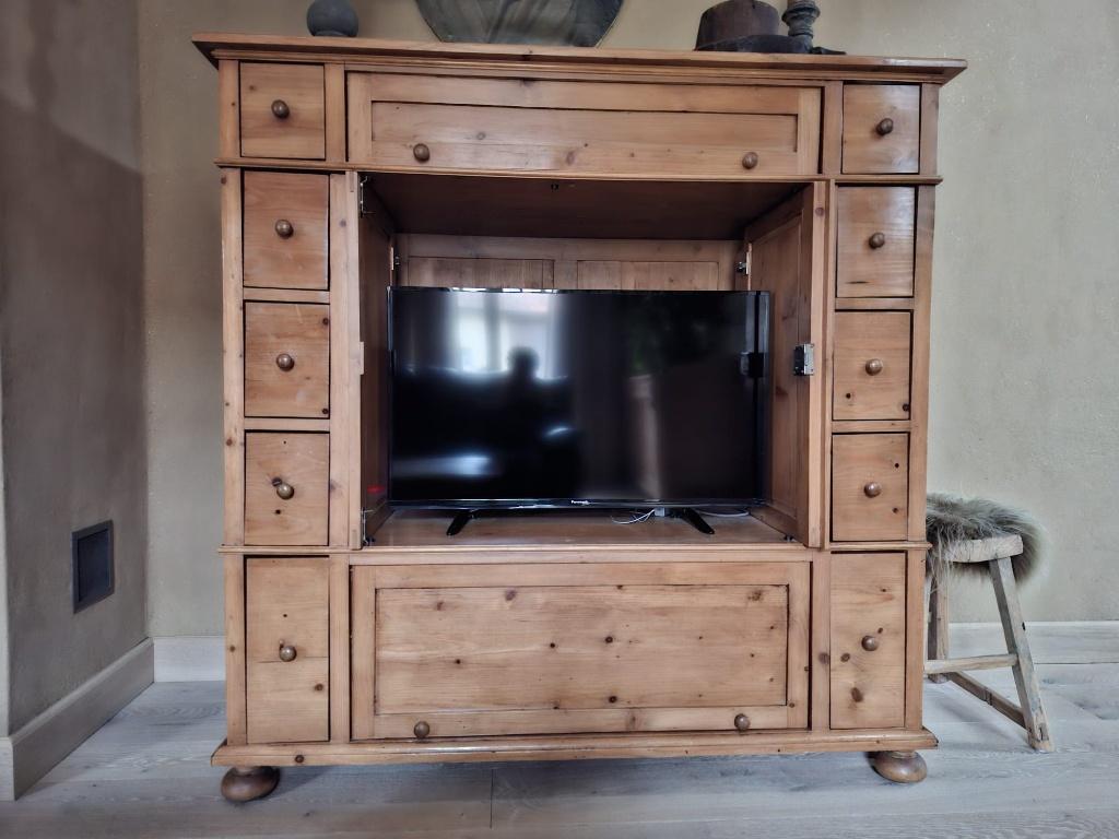TV - kast Oud Grenen, Huis en Inrichting, Ophalen, Oud Grenen, Gebruikt, 150 tot 200 cm