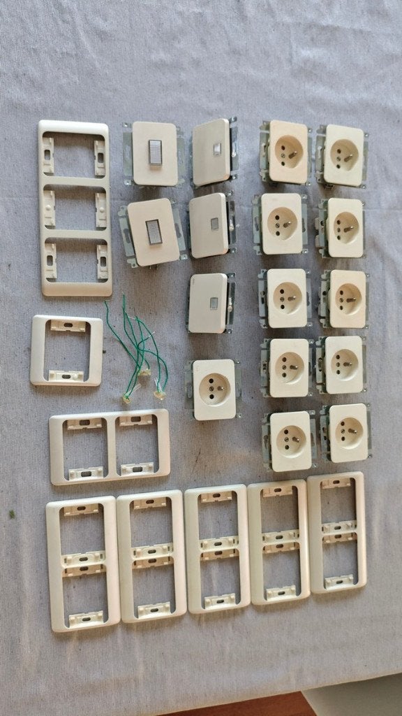 Niko PR20 stopcontacten en drukknoppen + led, Bricolage & Construction, Électricité & Câbles, Enlèvement ou Envoi, Utilisé, Autres marques