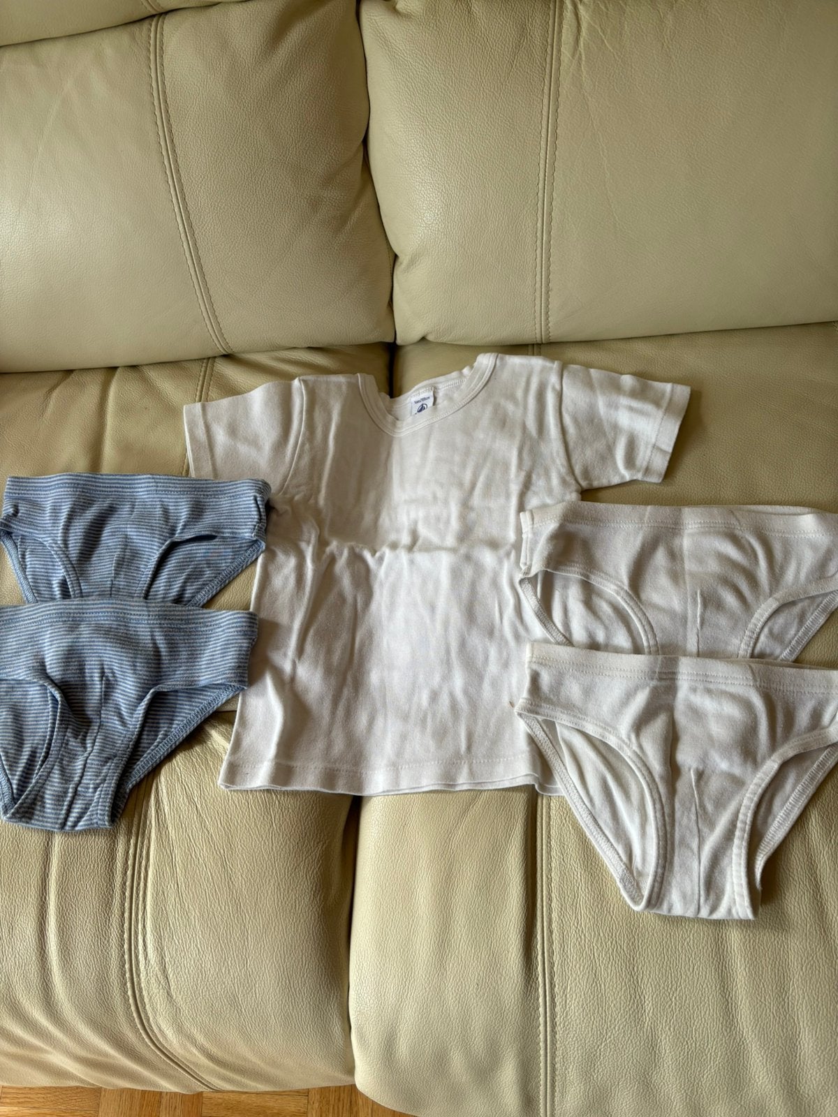 Onderhemd, 2 witte, 2gestreepte slipjes, 4/5 jaar, petit bat, Enfants & Bébés, Enlèvement