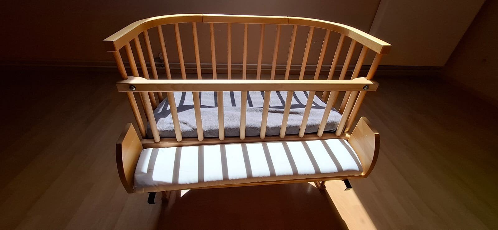 Houten co-sleeper / bedside crib
Mooie licht, Ophalen