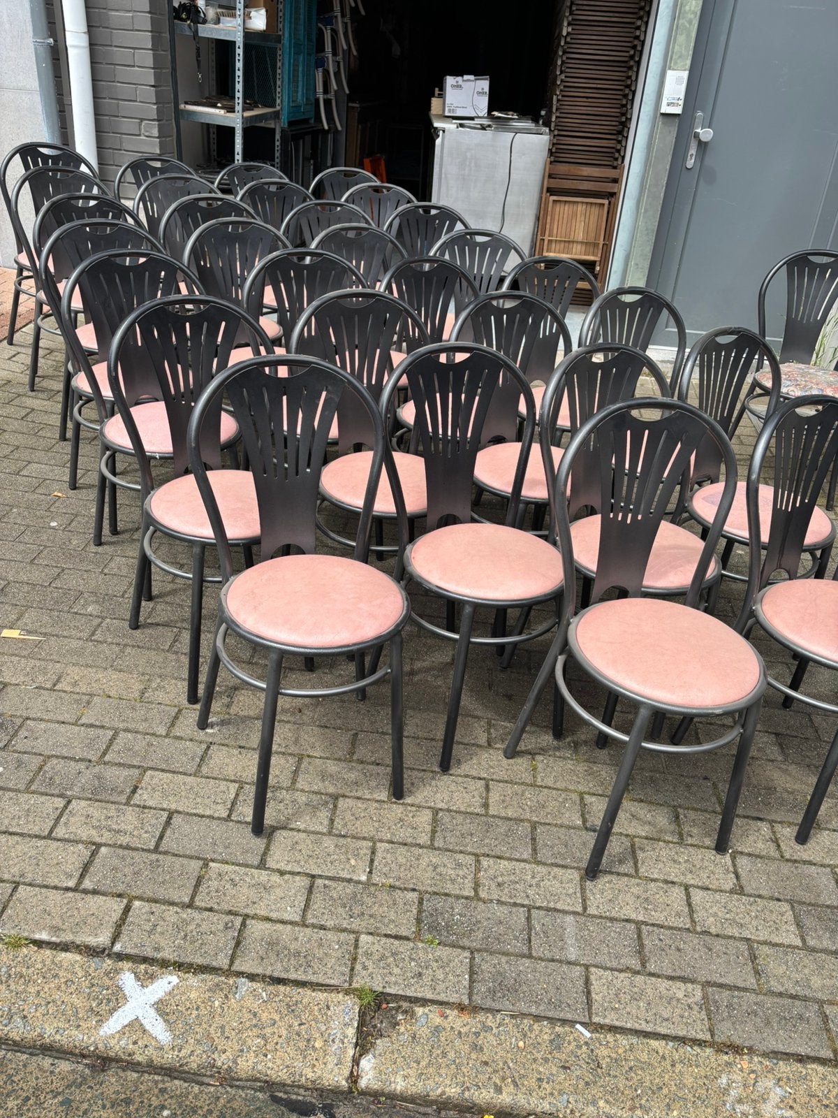 Lot de chaises 55 pièces de la marque Hilma, Enlèvement