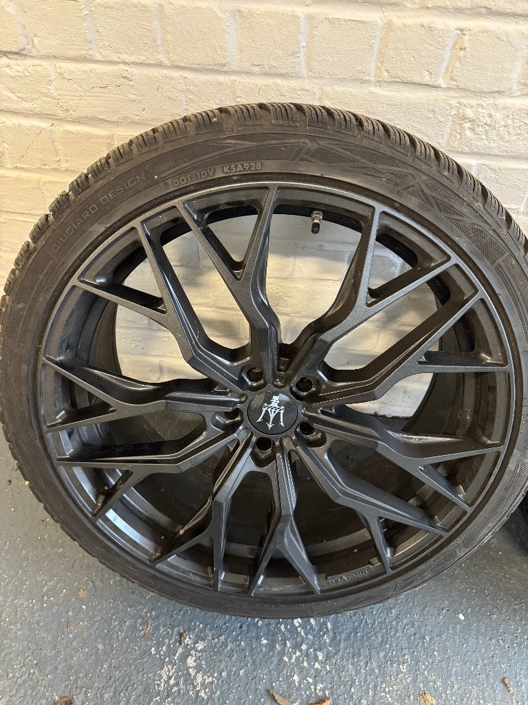 Jantes Maserati Levante de 22 pouces avec pneus d'hiver, Pneus hiver, 295 mm, Véhicule de tourisme, Autres dimensions