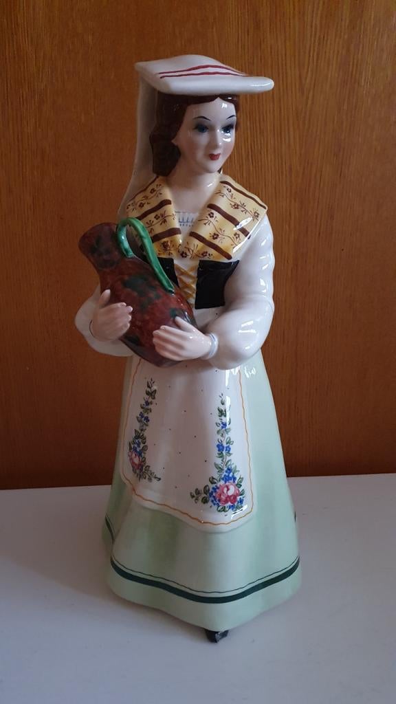 Porseleinen vrouw met kruik in Lenci-stijl, Antiek en Kunst, Ophalen
