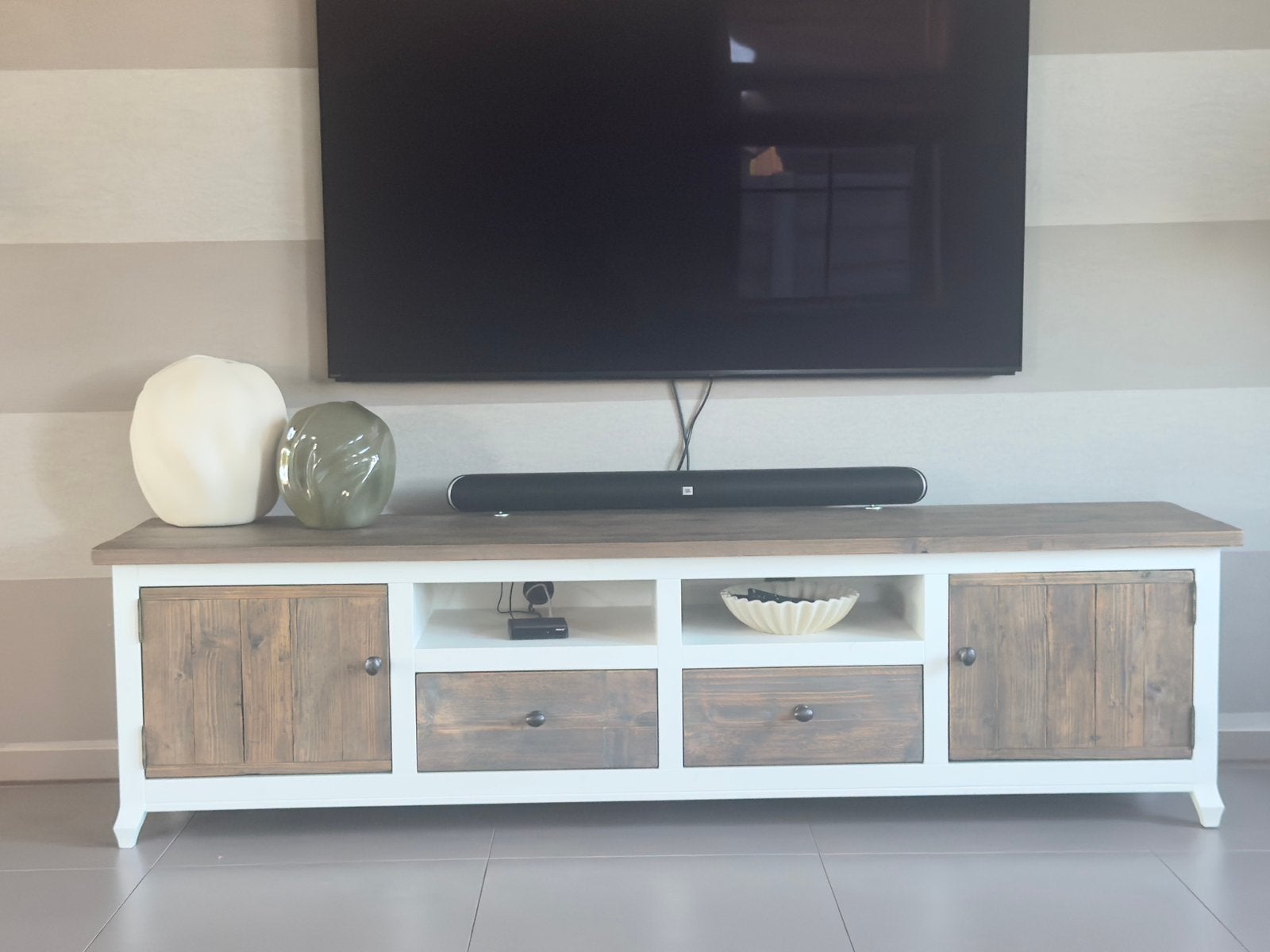 Prachtige landelijke TV-kast wit met walnootkleurig hout, Huis en Inrichting, Kasten |Televisiemeubels, Ophalen, Zo goed als nieuw