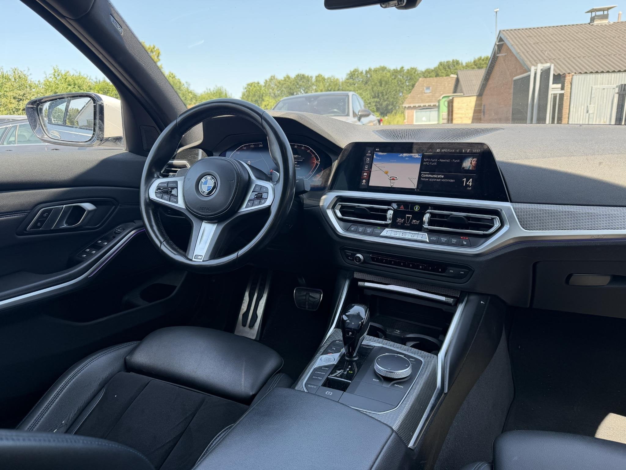 BMW 3-serie 330i High Executive M-Sport | Navigatie | Climat, Auto's, Automaat, Achterwielaandrijving, Gebruikt, Euro 6