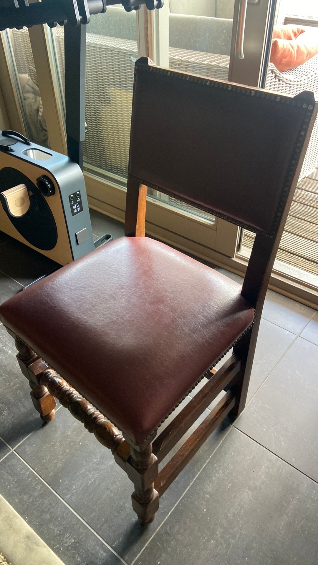 8 stoelen, Ophalen