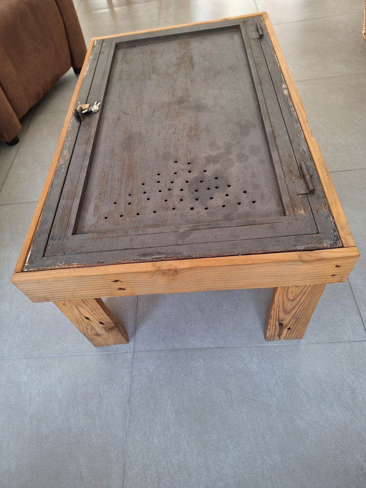 Zelf gemaakte salontafel industriële look, Ophalen
