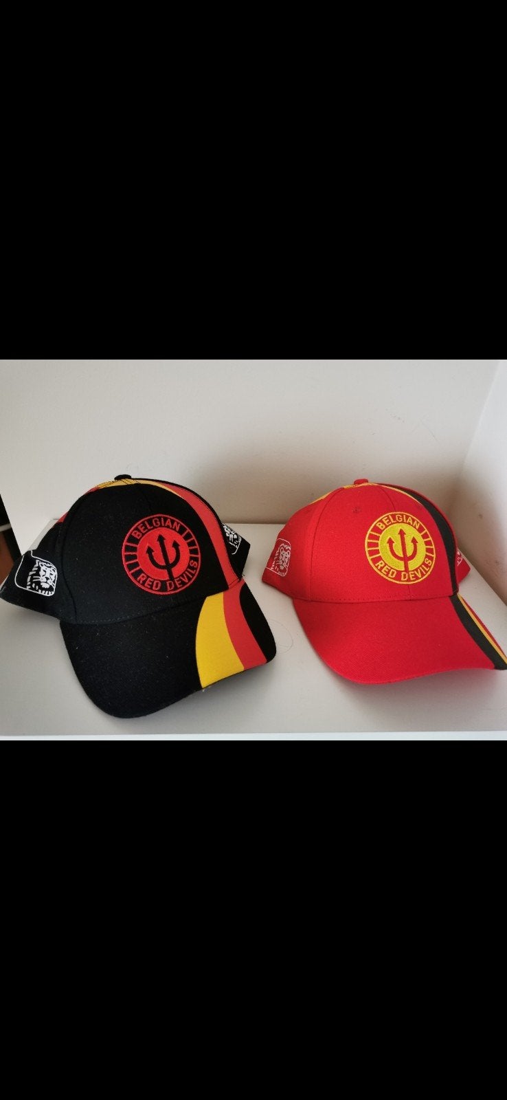 2 casquettes diables rouges, Enlèvement
