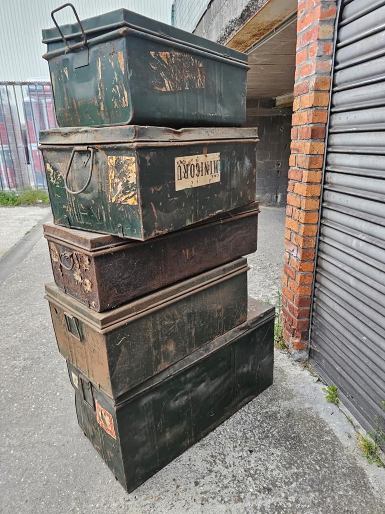 Oude leger kisten, Enlèvement
