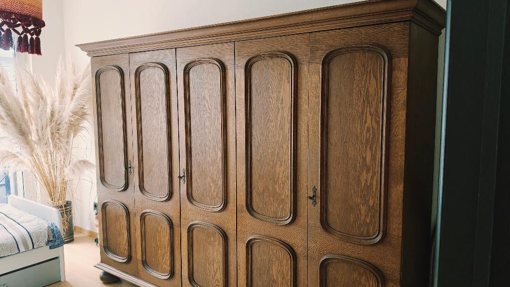 Vintage houten kleerkast in donker hout, Maison & Meubles, Armoires | Dressoirs, Utilisé, 200 cm ou plus, 50 à 75 cm, Avec porte(s)
