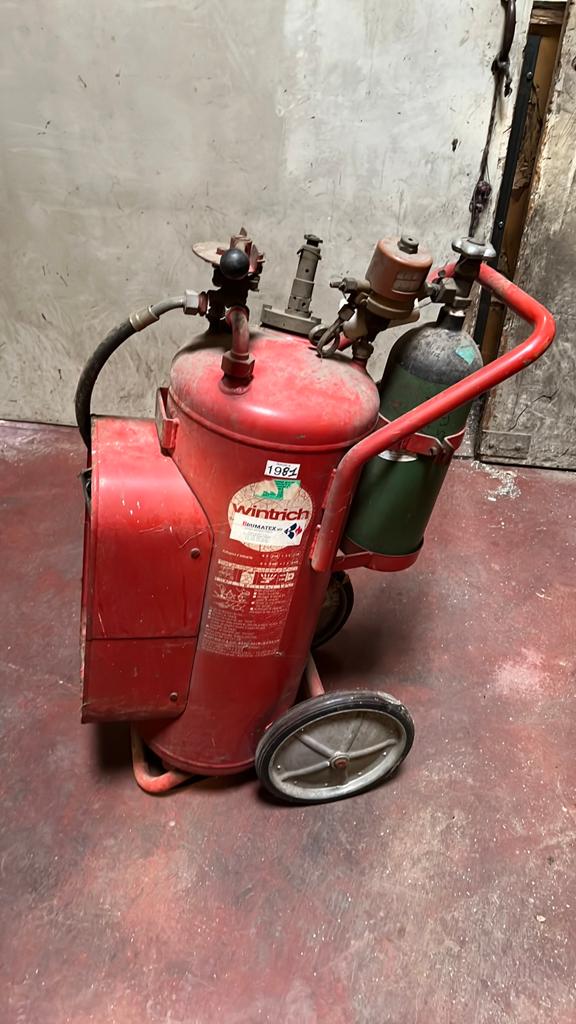 Oude industriële brandblusser op kar - vintage decoratie, Antiek en Kunst, Ophalen
