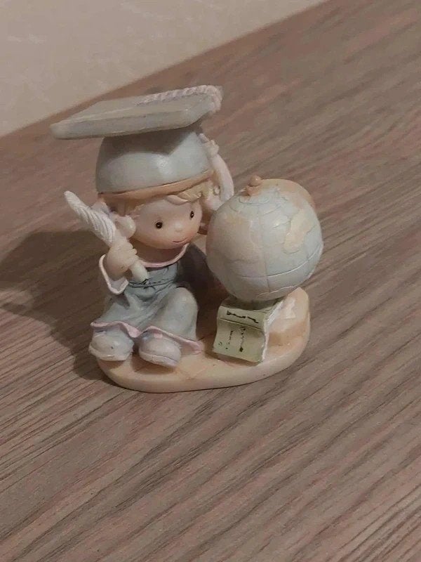 beeldje : Kind met afstudeerhoed naast wereldbol, Ophalen of Verzenden, Zo goed als nieuw, Mens