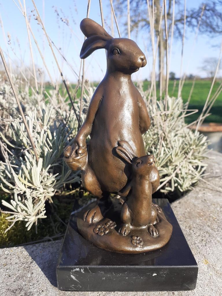BRONZEN KONIJN EN ZIJN BABY GESIGNEERD MILO OP EEN SOKKEL, Ophalen, Brons