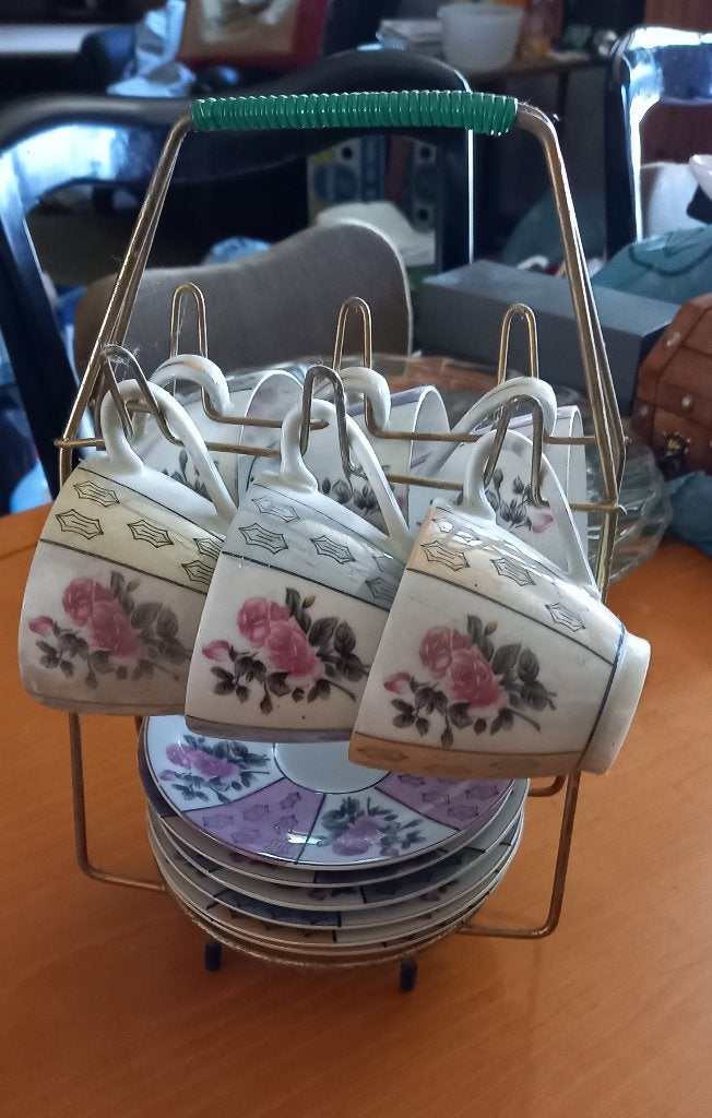 Tasses et soucoupes vintage sur présentoir, Maison & Meubles, Enlèvement, Utilisé, Vintage, Tasse(s) et/ou soucoupe(s)