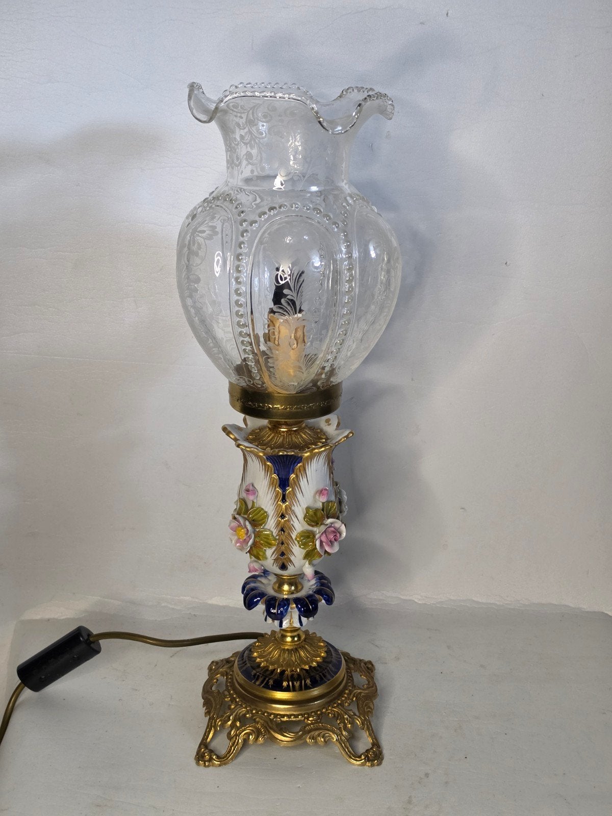 Signed Stunning antique porcelain and brass hurricane lamp, Antiquités & Art, Enlèvement ou Envoi