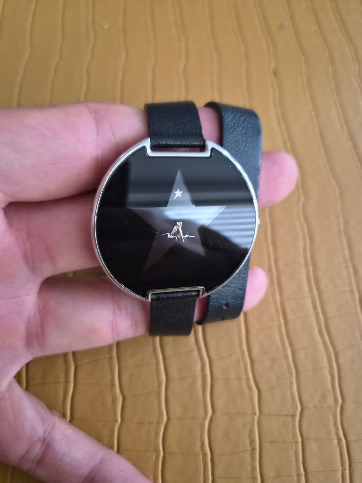 montre Thierry mugler, Enlèvement ou Envoi