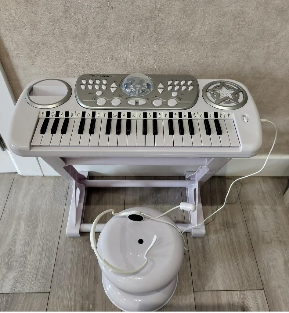 Piano met discol, stoeltje en hoofdmicrofoon., Ophalen