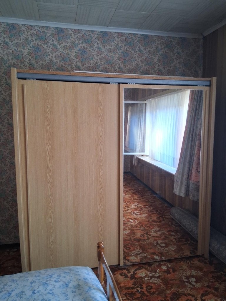 GRATIS - Grote nette gerieflijke kledingkast, Ophalen, Met deur(en), Gebruikt, 150 tot 200 cm