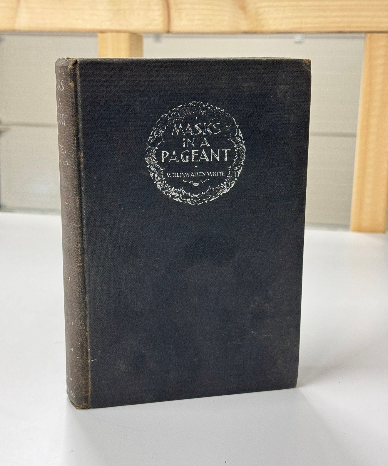 MASQUES DANS UN CONCOURS William Allen White 1e ÉDITION 1928, Antiquités & Art, Antiquités | Livres & Manuscrits, Enlèvement ou Envoi