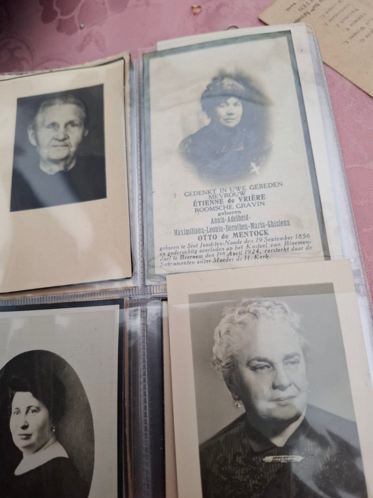 kaft met oude bidprentjes met foto vrouwen, Verzamelen, Ophalen of Verzenden, Bidprentje