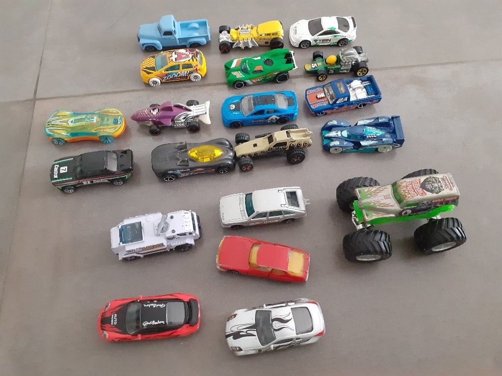 set 14 hotwheels + 1 grave digger + 5 merkloze auto's, Ophalen, Gebruikt