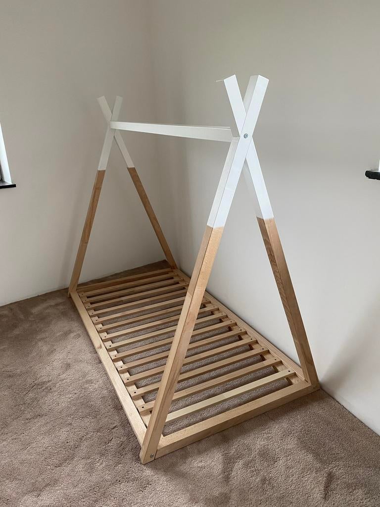 Lit + penderie tipi Childhome avec sommier et matelas, Enlèvement, Comme neuf, Matelas