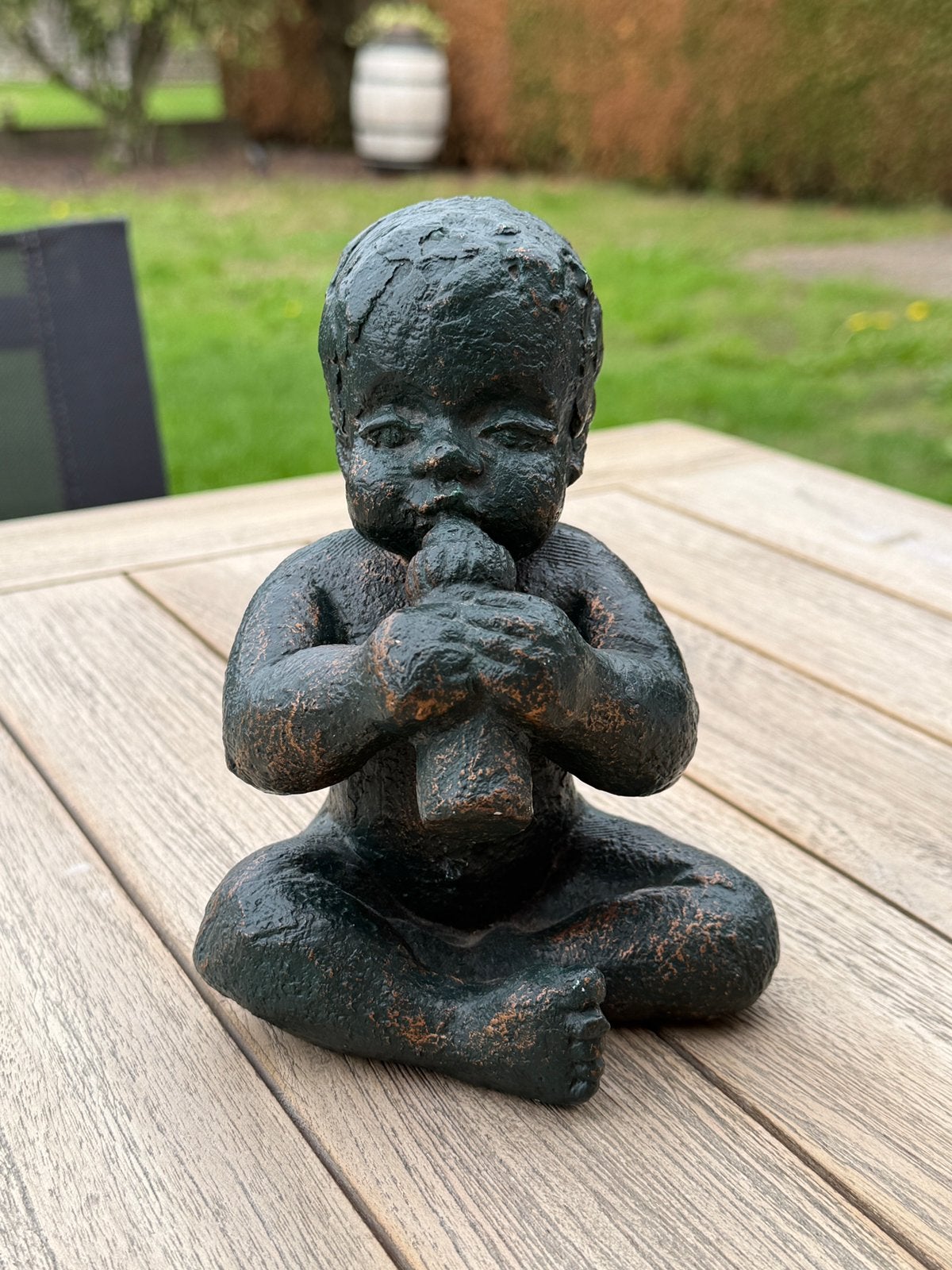 Decoratief beeldje zittend kindje met fles, Ophalen, Zo goed als nieuw