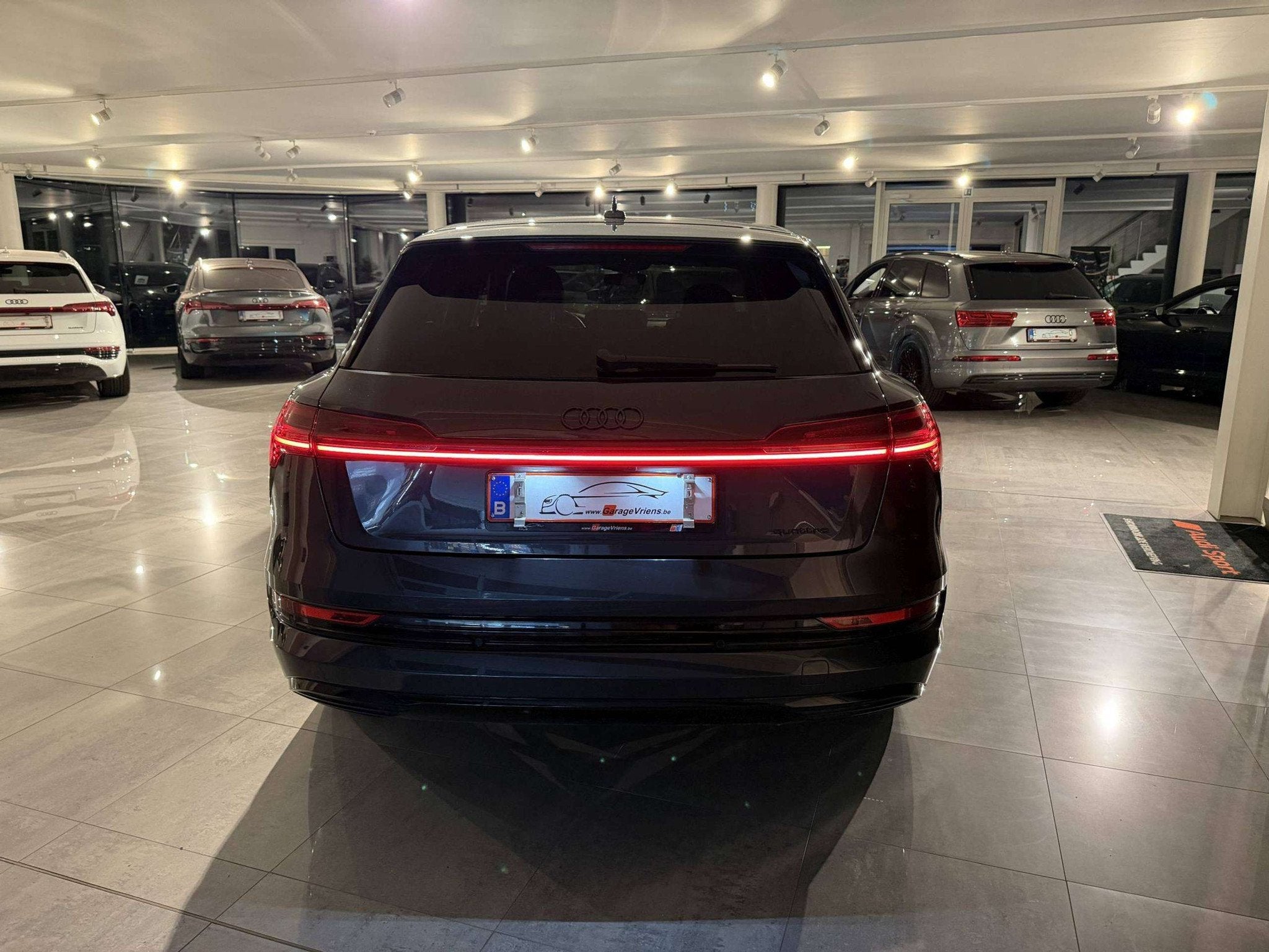 Audi Q8 e-tron SOLD BIJ GARAGE VRIENS YVES BV!, Autos, Cuir, Argent ou Gris, Achat, 408 ch