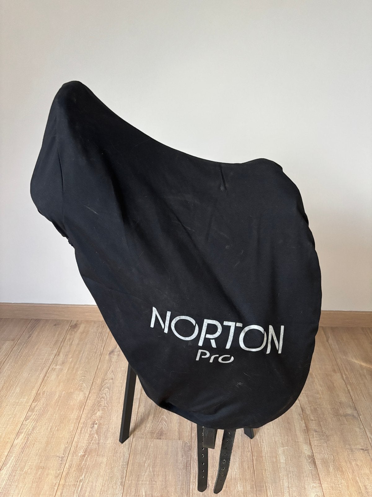 Te koop: Norton Pro dressuurzadel 18” + toebehoren, Dieren en Toebehoren, Paarden en Pony's | Zadels, Zo goed als nieuw, Dressuur