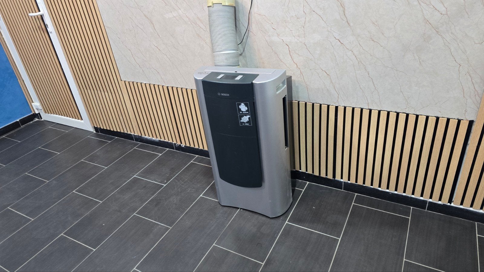 BOSCH. CLIMATISEUR SUR ROULETTES. TYPE REKM 105., Enlèvement ou Envoi
