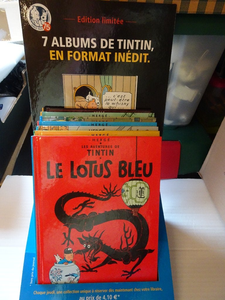 Série 7 BD Tintin (format A5) + Présentoir "Le Soir", Enlèvement ou Envoi, Série complète ou Série, Comme neuf, Hergé