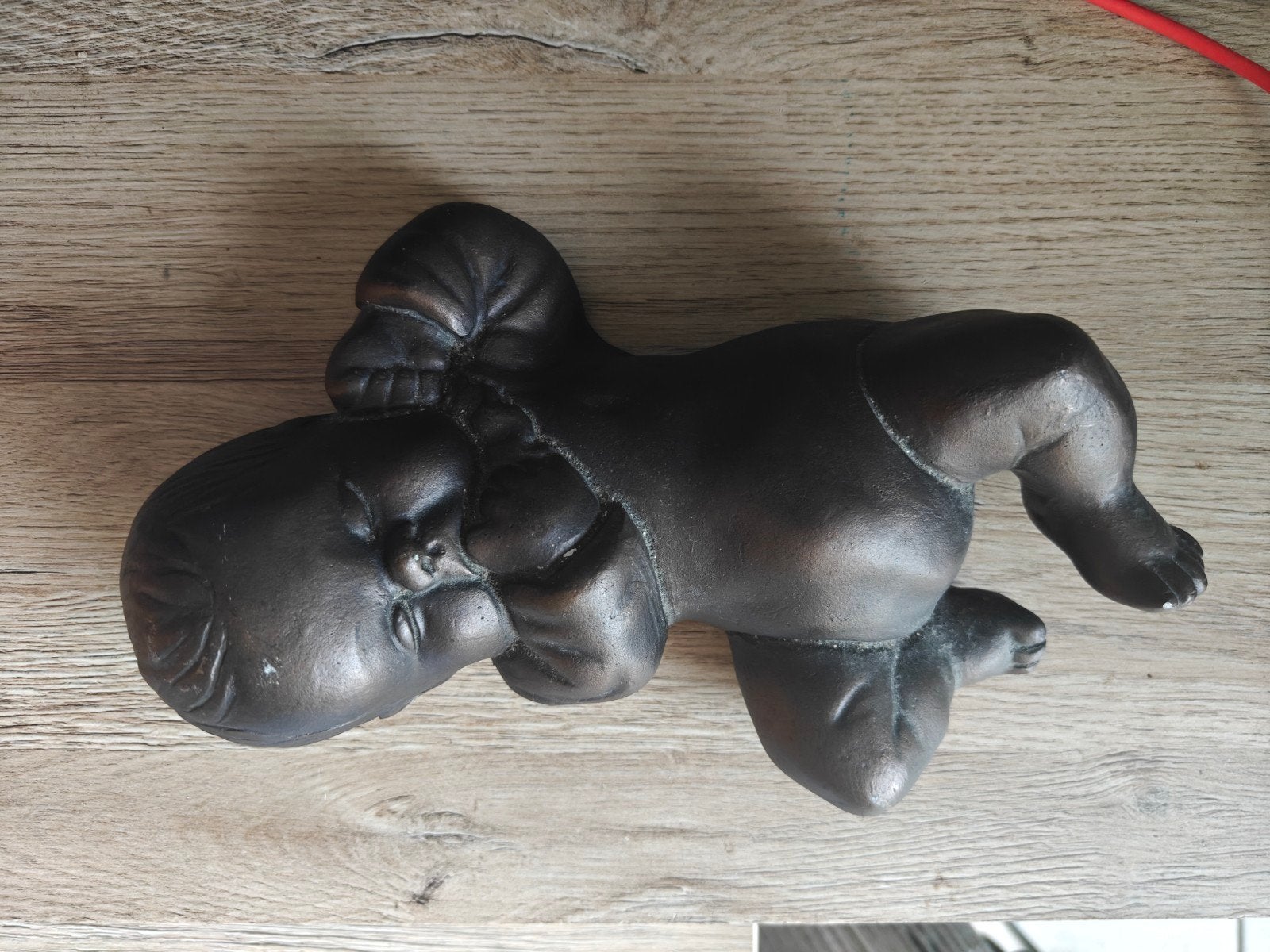 Bronzen baby beeldje, Ophalen
