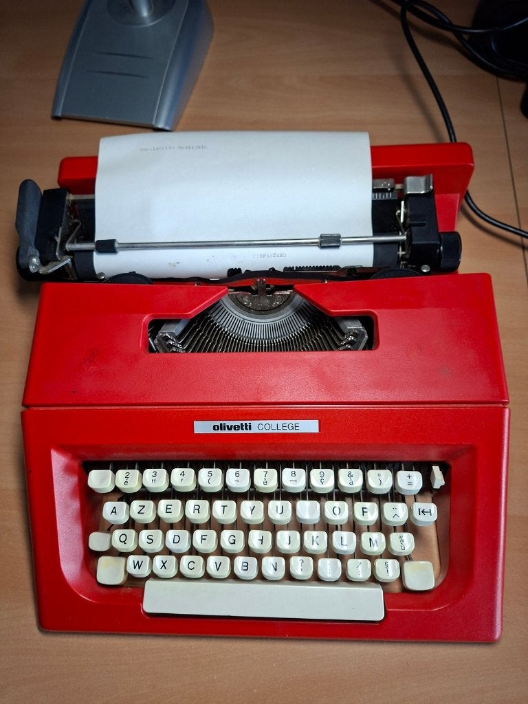 Machine à écrire Olivetti rouge, Enlèvement, Utilisé
