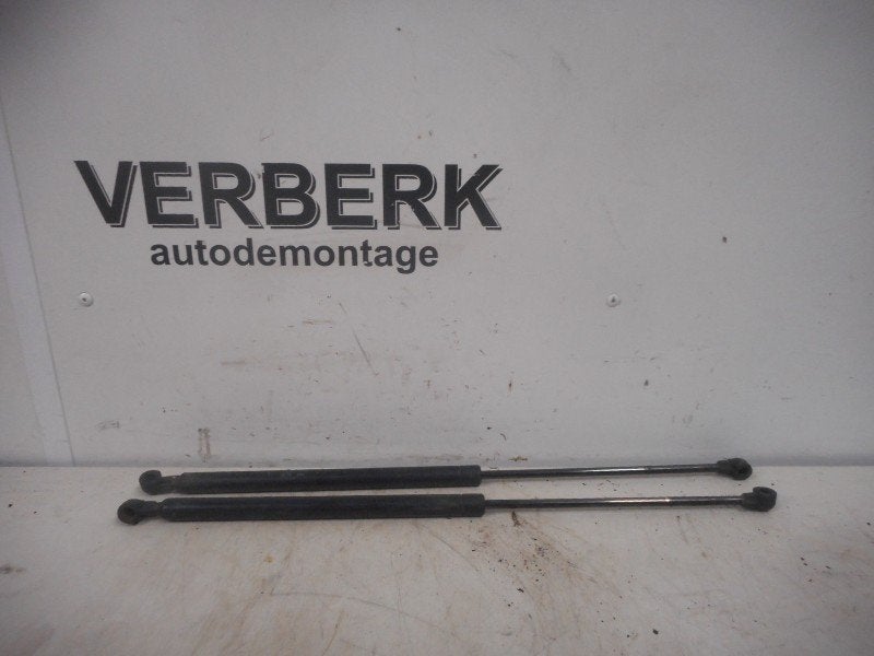 VERIN A GAZ ENSEMBLE ARRIÈRE Volvo 440 (01-1988/12-1996), Info@volvocars.com, Volvo Car Germany GmbH, Siegburger Straße 229
50679  Köln, DE