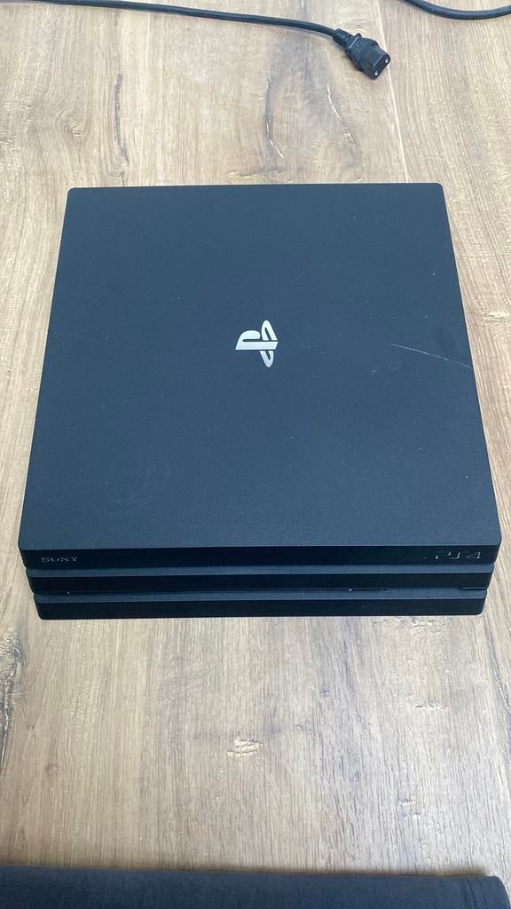PlayStation 4 Pro + 19 games + stuur (Hori), Games en Spelcomputers, Ophalen, 1 TB, Met 1 controller, Pro